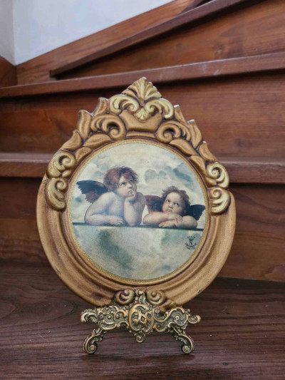 Cadre Capodimonte angelots: élégance & histoire en porcelaine