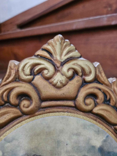 Cadre Capodimonte angelots: élégance & histoire en porcelaine