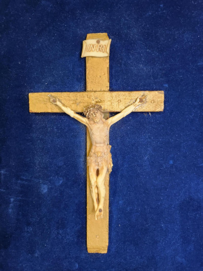 Grand cadre encadrement doré avec crucifix sur fond de velours bleu