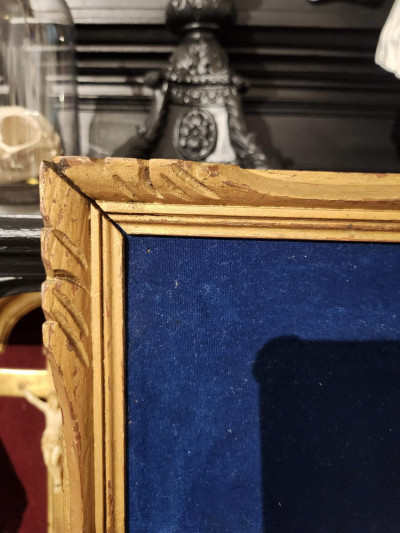 Grand cadre encadrement doré avec crucifix sur fond de velours bleu