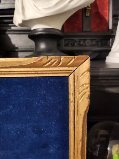 Grand cadre encadrement doré avec crucifix sur fond de velours bleu