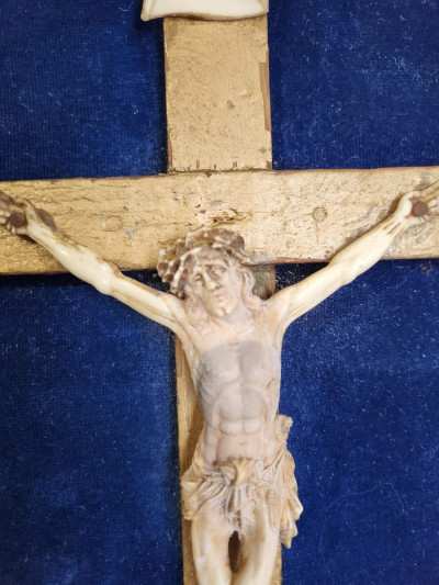 Grand cadre encadrement doré avec crucifix sur fond de velours bleu