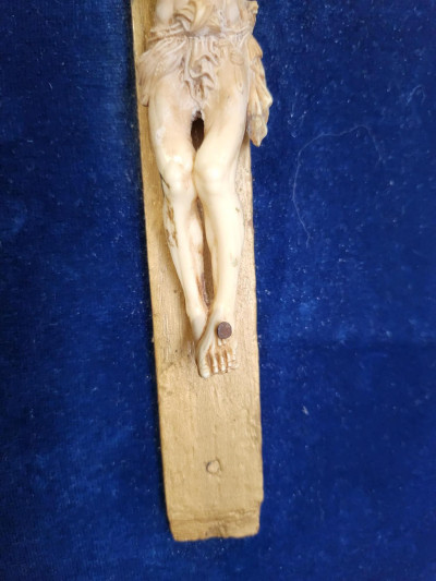 Grand cadre encadrement doré avec crucifix sur fond de velours bleu