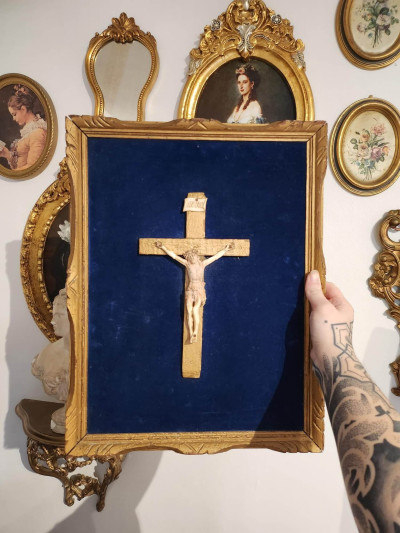 Grand cadre encadrement doré avec crucifix sur fond de velours bleu