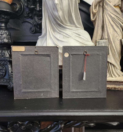 Charmant duo de miniatures peintes à la main – Portraits raffinés sous verre signé Hil
