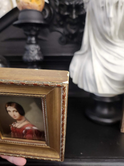 Charmant duo de miniatures peintes à la main – Portraits raffinés sous verre signé Hil