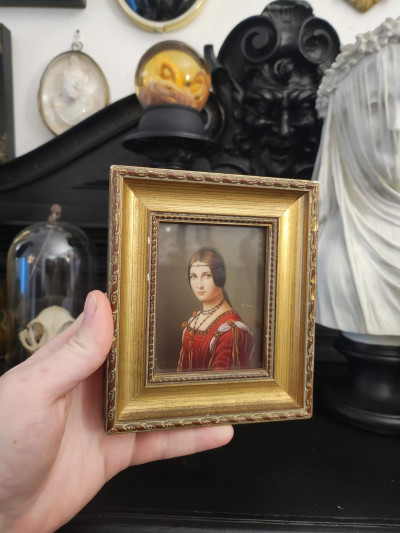 Charmant duo de miniatures peintes à la main – Portraits raffinés sous verre signé Hil