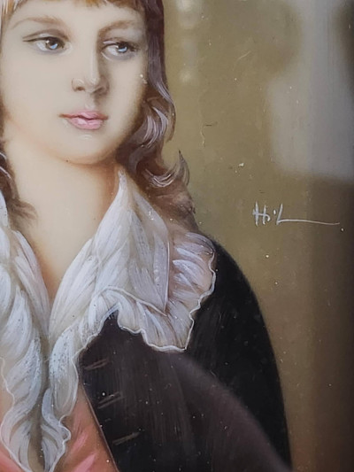 Charmant duo de miniatures peintes à la main – Portraits raffinés sous verre signé Hil