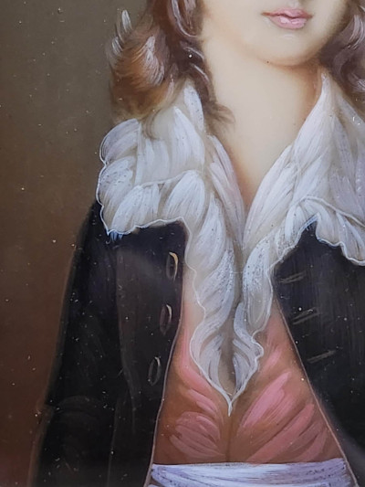 Charmant duo de miniatures peintes à la main – Portraits raffinés sous verre signé Hil