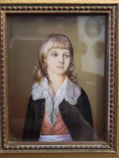 Charmant duo de miniatures peintes à la main – Portraits raffinés sous verre signé Hil