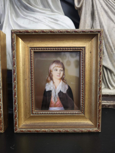 Charmant duo de miniatures peintes à la main – Portraits raffinés sous verre signé Hil