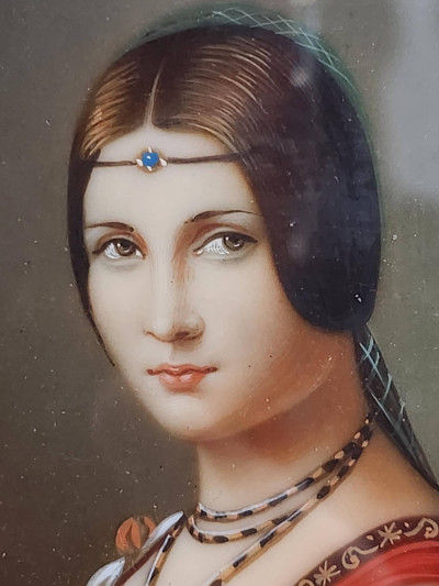 Charmant duo de miniatures peintes à la main – Portraits raffinés sous verre signé Hil