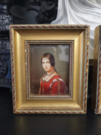 Charmant duo de miniatures peintes à la main – Portraits raffinés sous verre signé Hil