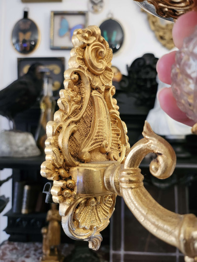Paire d'appliques murales en métal doré et cristal taillé