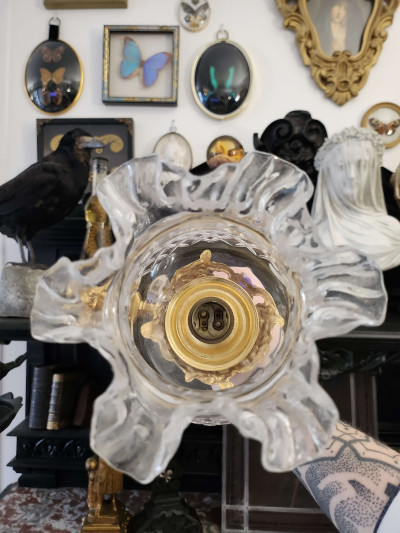 Paire d'appliques murales en métal doré et cristal taillé