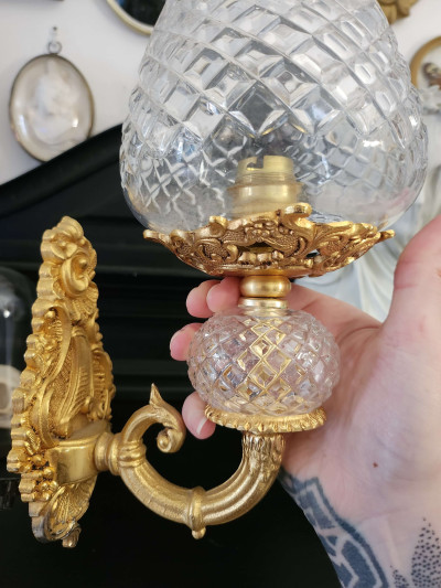 Paire d'appliques murales en métal doré et cristal taillé