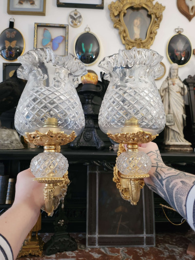 Paire d'appliques murales en métal doré et cristal taillé