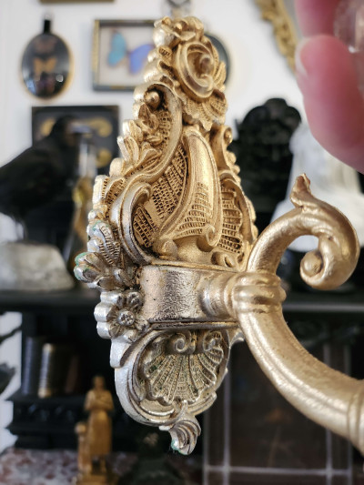 Paire d'appliques murales en métal doré et cristal taillé