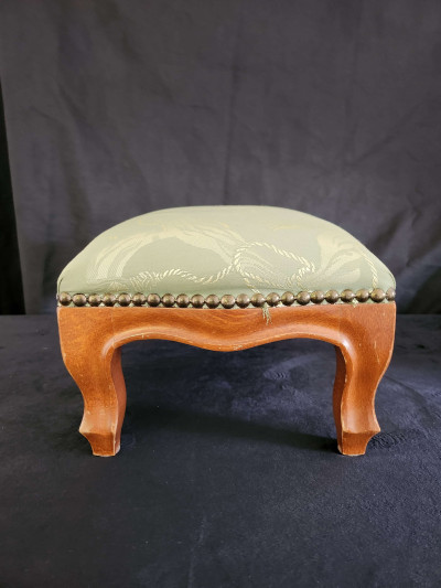 Élégant repose-pied de style Louis XV, tissu à motif d'embrasses