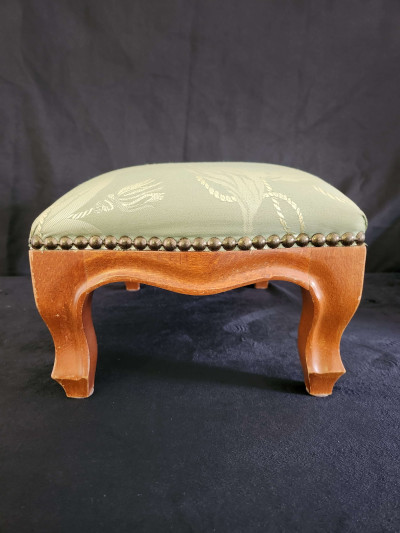 Élégant repose-pied de style Louis XV, tissu à motif d'embrasses