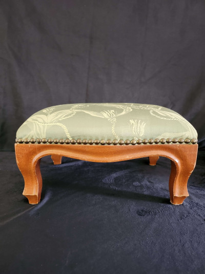 Élégant repose-pied de style Louis XV, tissu à motif d'embrasses