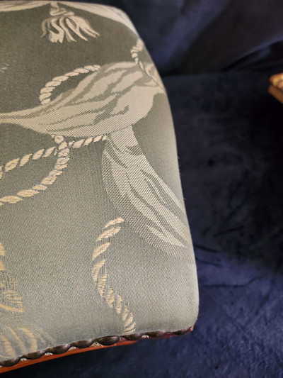 Élégant repose-pied de style Louis XV, tissu à motif d'embrasses