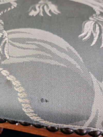 Élégant repose-pied de style Louis XV, tissu à motif d'embrasses