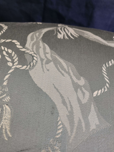 Élégant repose-pied de style Louis XV, tissu à motif d'embrasses