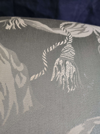 Élégant repose-pied de style Louis XV, tissu à motif d'embrasses
