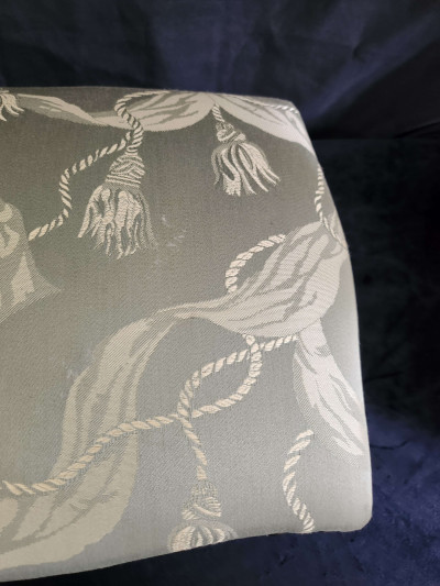 Élégant repose-pied de style Louis XV, tissu à motif d'embrasses