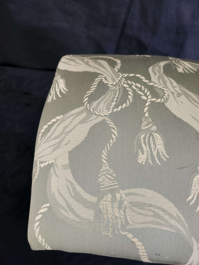 Élégant repose-pied de style Louis XV, tissu à motif d'embrasses