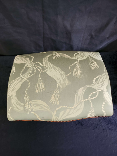 Élégant repose-pied de style Louis XV, tissu à motif d'embrasses
