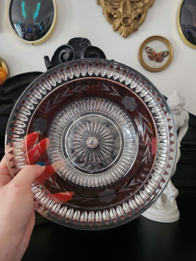 Coupelle ancienne en cristal rouge et pied ornementé