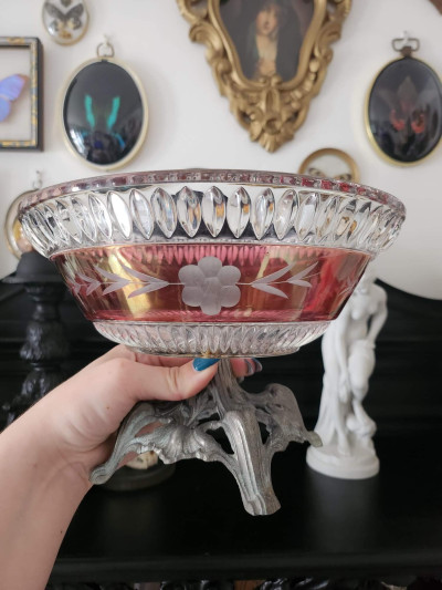 Coupelle ancienne en cristal rouge et pied ornementé