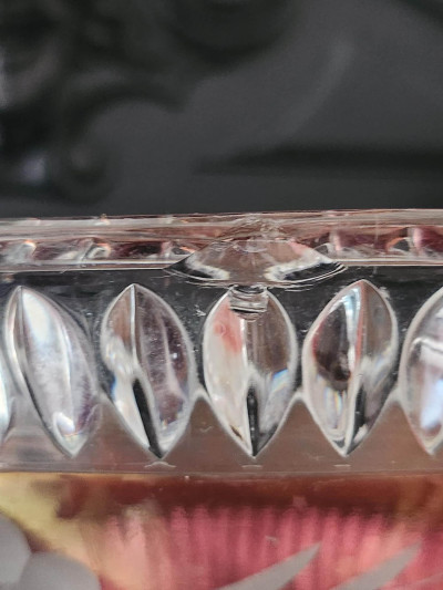 Coupelle ancienne en cristal rouge et pied ornementé
