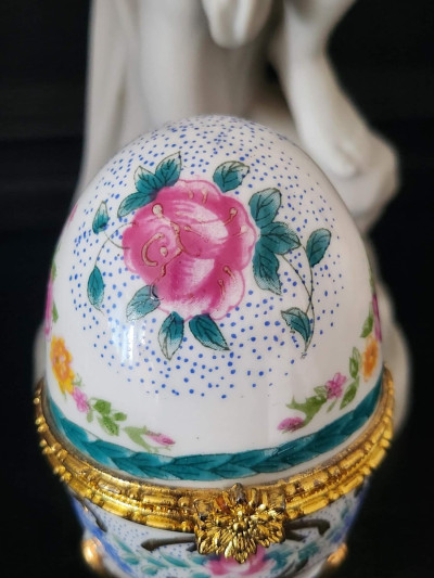Œuf en porcelaine - Élégance Fleurie