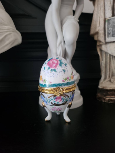 Œuf en porcelaine - Élégance Fleurie