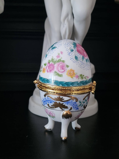 Œuf en porcelaine - Élégance Fleurie