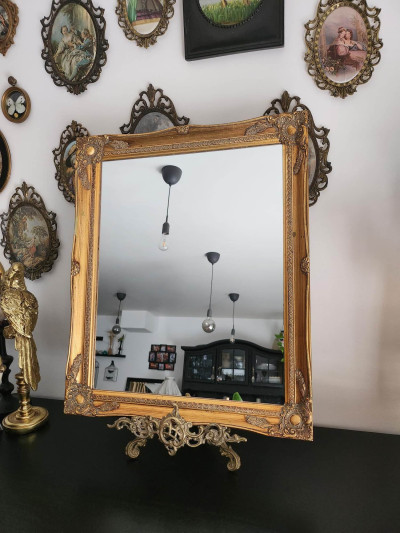 Grand miroir vintage baroque en résine dorée