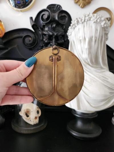 Élégant cadre ancien rond en laiton avec photo d'époque