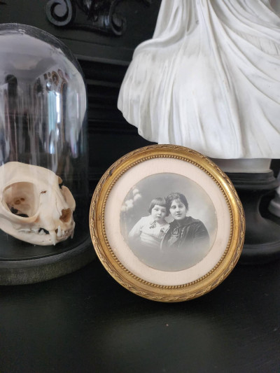 Élégant cadre ancien rond en laiton avec photo d'époque