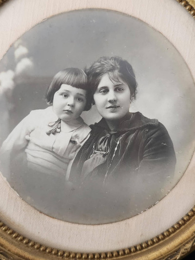 Élégant cadre ancien rond en laiton avec photo d'époque