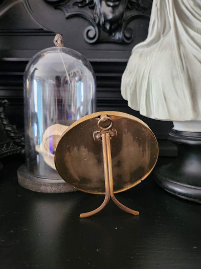 Élégant cadre ancien rond en laiton avec photo d'époque