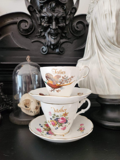 Élégant duo de tasses anciennes en porcelaine d’Angleterre "Argyle" Mother & Father