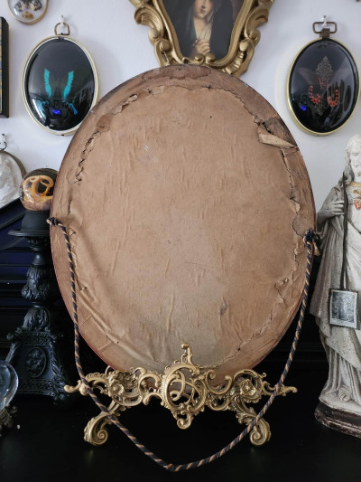 Cadre ancien ovale avec portrait d’ecclésiastique