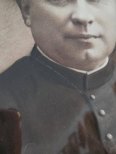 Cadre ancien ovale avec portrait d’ecclésiastique