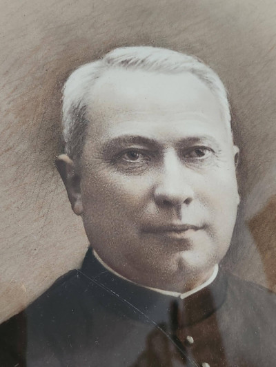 Cadre ancien ovale avec portrait d’ecclésiastique