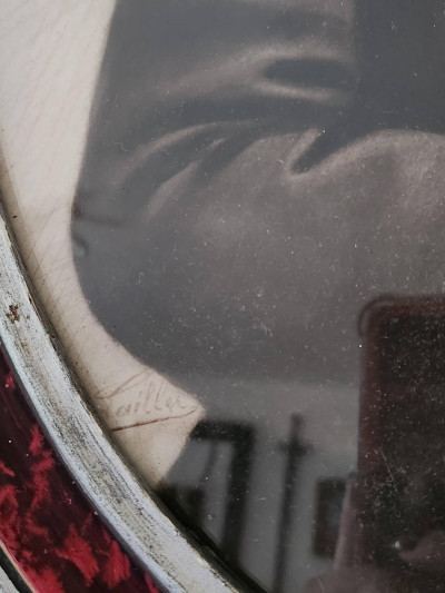 Cadre ancien ovale avec portrait d’ecclésiastique