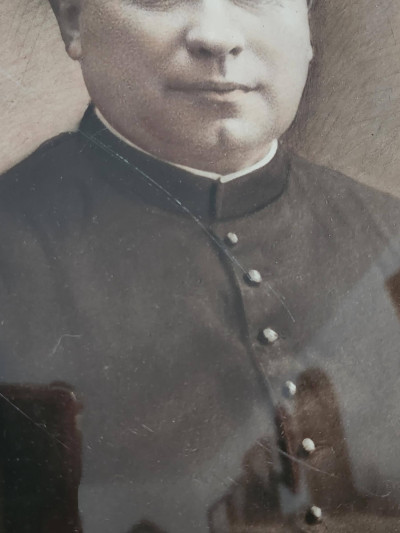 Cadre ancien ovale avec portrait d’ecclésiastique