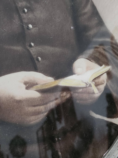 Cadre ancien ovale avec portrait d’ecclésiastique